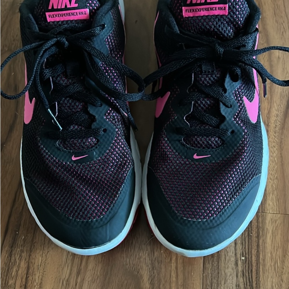 Nike Women's Black & Pink Running Shoes - Flex Experience RN 4